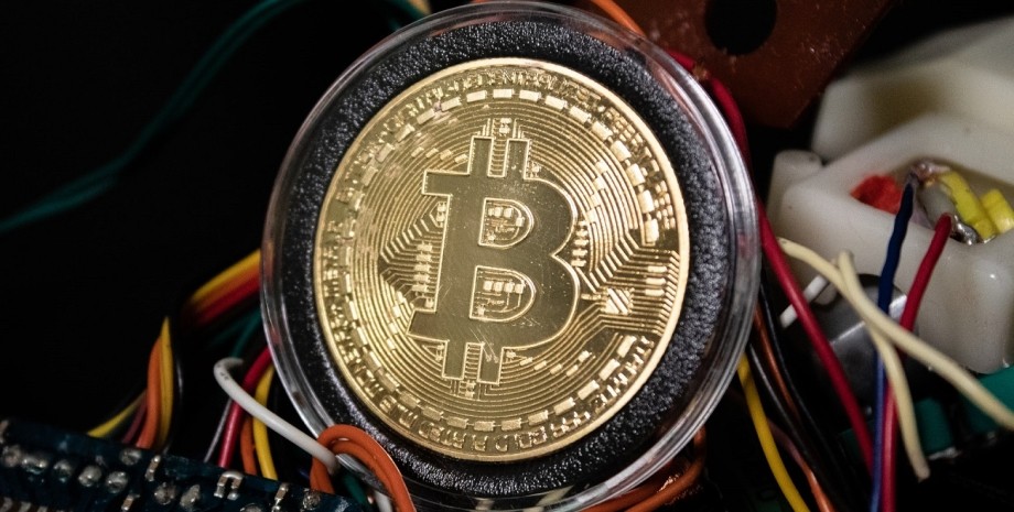 Каким образом майнинг влияет на курс биткоина?