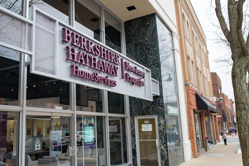 Berkshire Hathaway уменьшила вложения в Paramount и Apple