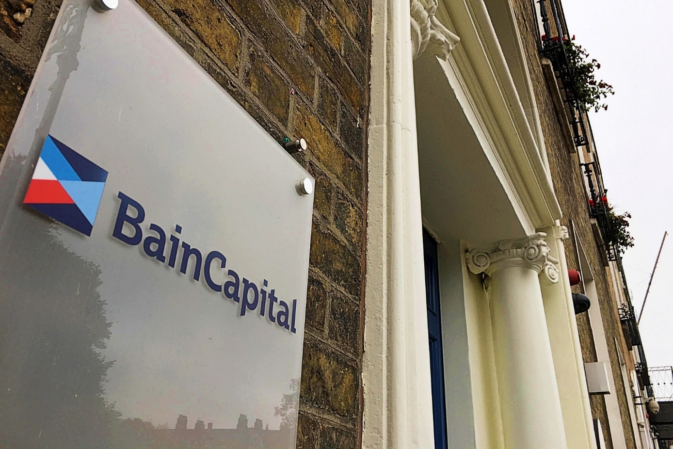 Американская Bain Capital приобрела японского фармацевта