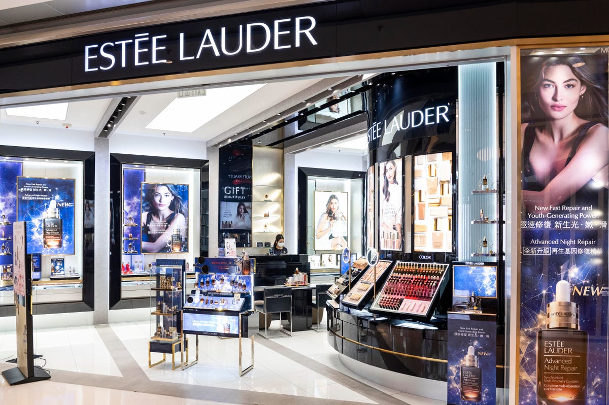 Estee Lauder разочаровала инвесторов прогнозами на третий квартал. Акции падают