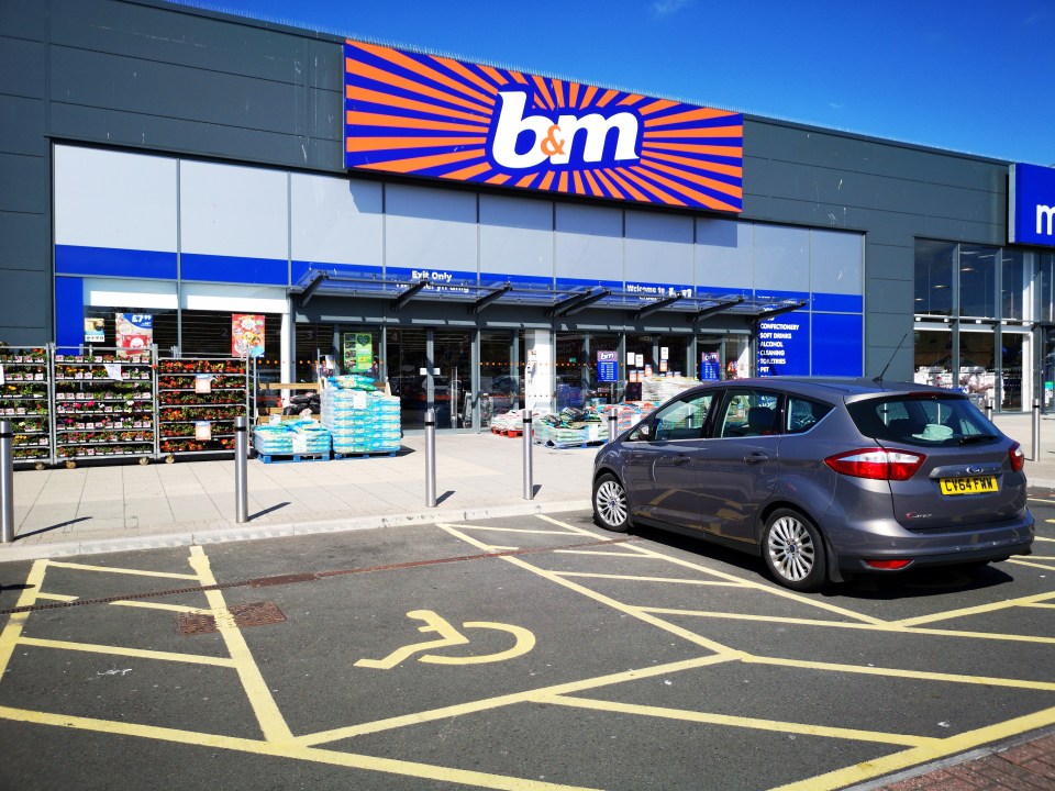 Акции B&M просели на фоне снижения прогноза по прибыли