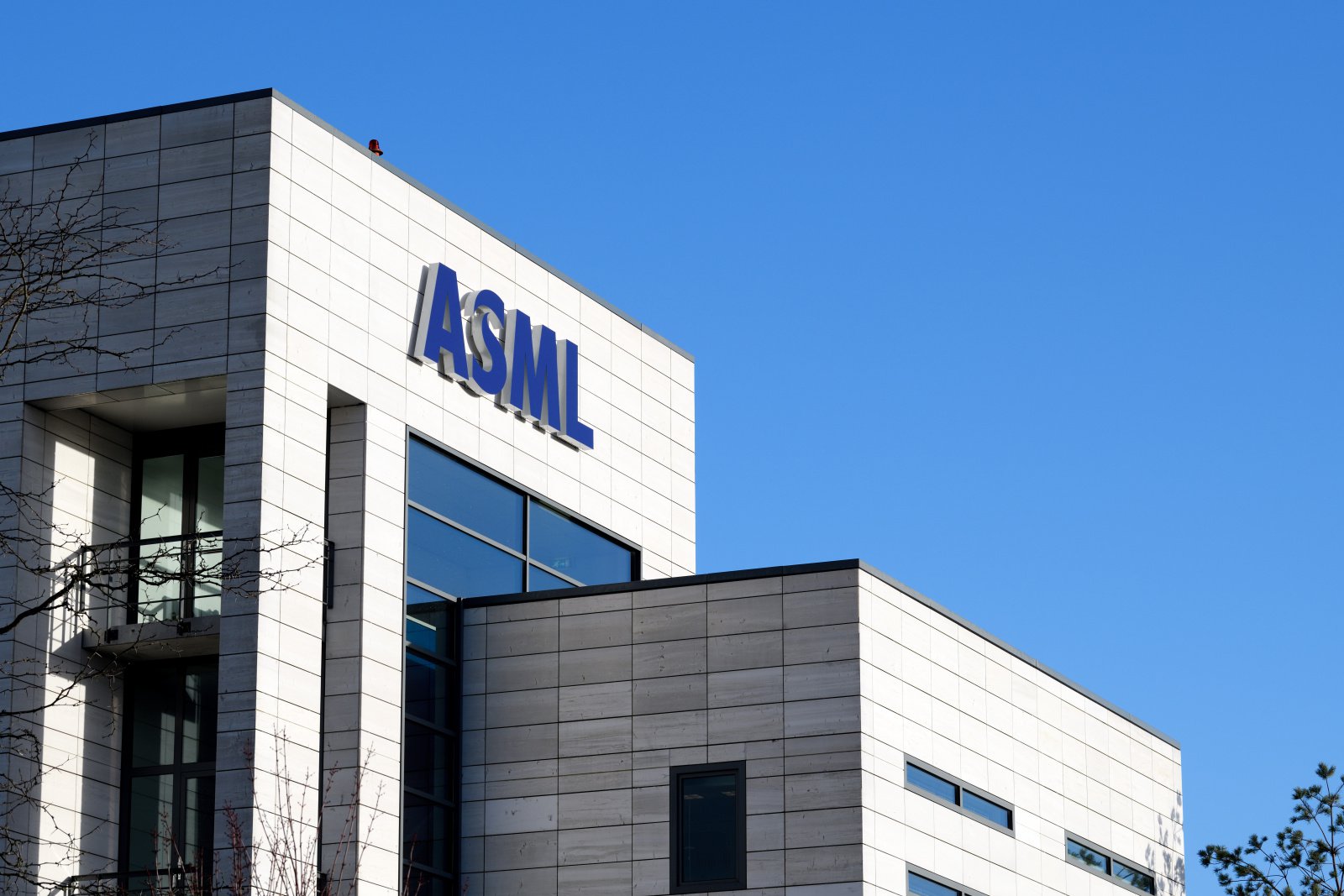 Рекорд по выручке привел к резкому росту котировок ASML